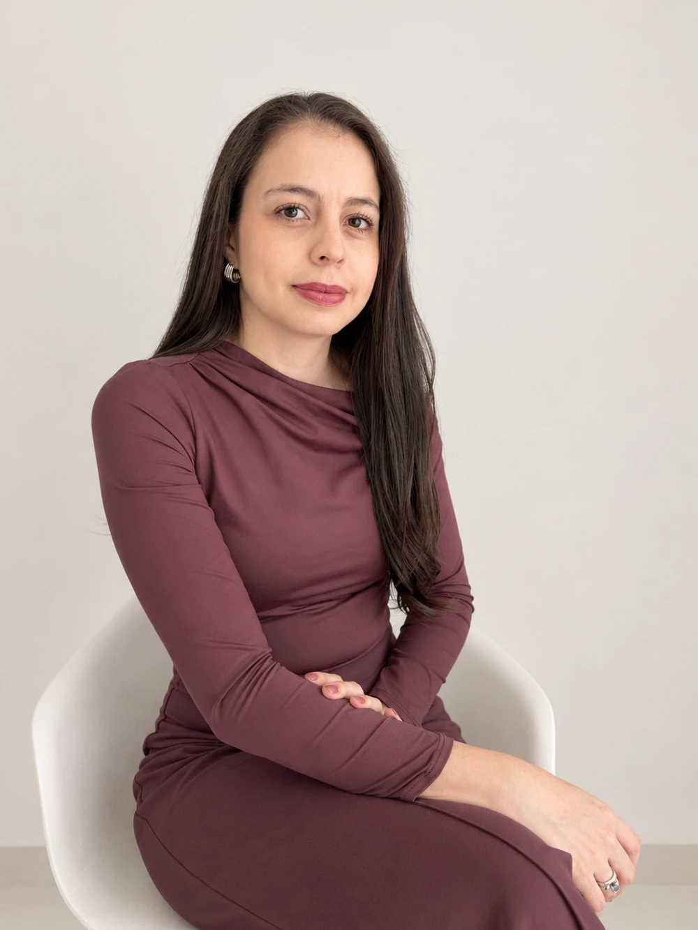 Mónica Agudelo conversando durante una reunión de trabajo